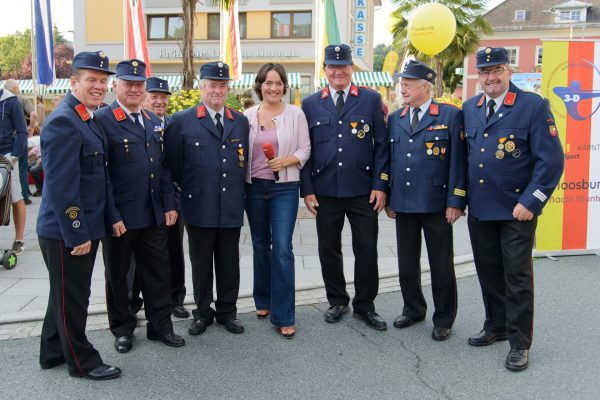 Moderatorin Eva Pölzl mit einer Abordnung der Feuerwehr Moderatorin Eva Pölzl mit einer Abordnung der Feuerwehr
