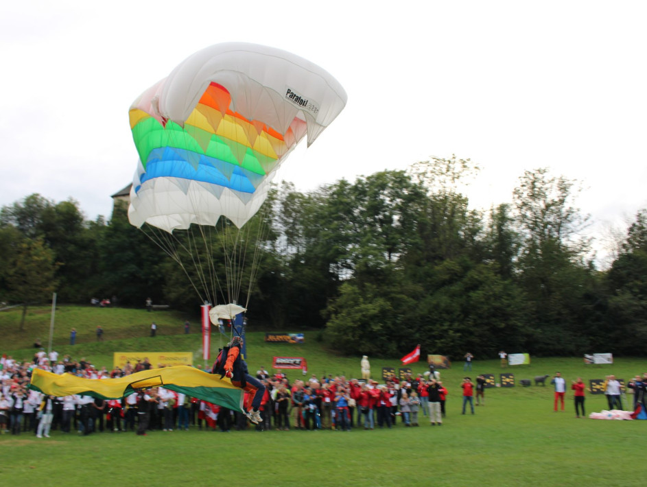 Fallschirmspringer mit Moosburg-Fahne Fallschirmspringer mit Moosburg-Fahne