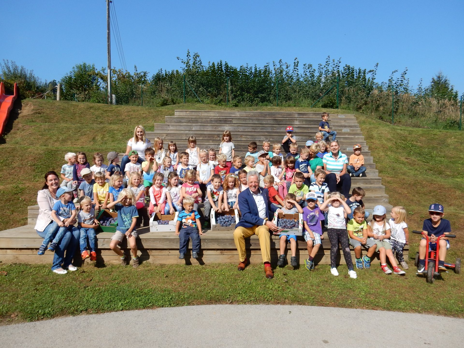 Kindergartenkinder bei der Entgegennahme der Zwetschken Kindergartenkinder bei der Entgegennahme der Zwetschken