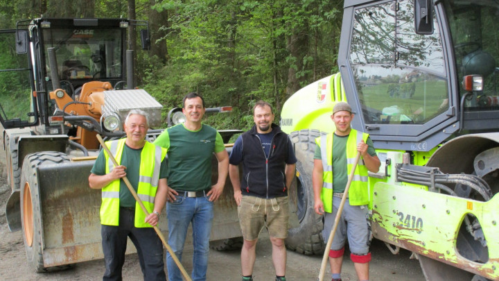 Mit Schotter, Gräder und Walze