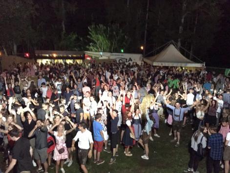 Die Jugend feiert bei beim Stand der Landjungend Moosburg