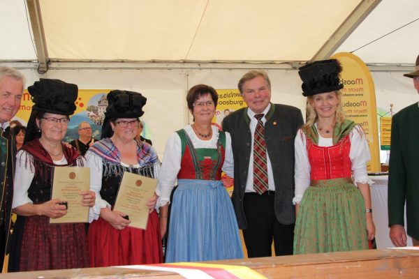 Goldenes+Verdienstzeichen+für+Gerti+Biedermann++und+Linde+Strutzmann Goldenes+Verdienstzeichen+für+Gerti+Biedermann++und+Linde+Strutzmann