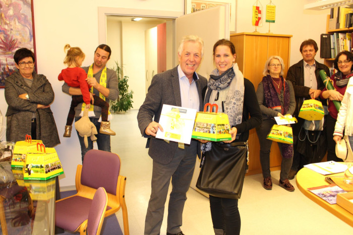Kerstin Imishti ( Schwiegertochter von Frau Ecker Christine) mit LAbg. Bürgermeister Herbert Gaggl Kerstin Imishti ( Schwiegertochter von Frau Ecker Christine) mit LAbg. Bürgermeister Herbert Gaggl