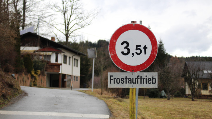 Frostauftrieb: Straßen und Wege gesperrt