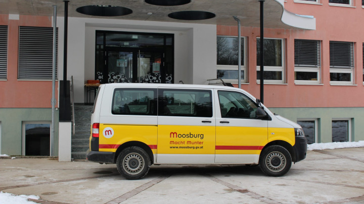 Schulbus fährt Sammelpunkte an