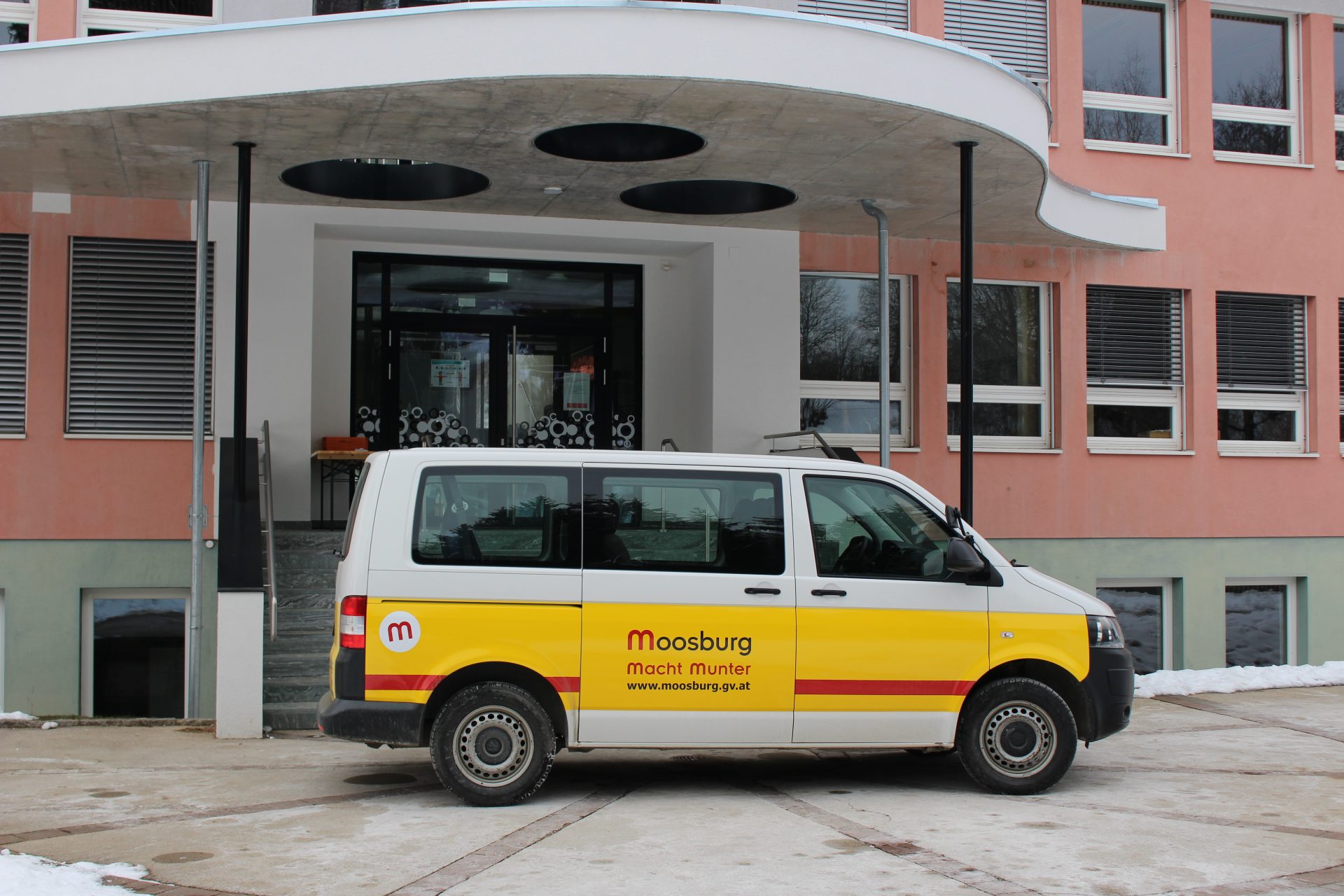 Schulbus fährt Sammelpunkte an