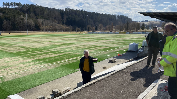 Neuer Kunstrasen im Sportzentrum