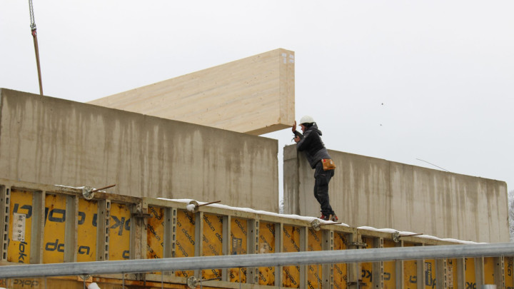 Sporthalle: Dachkonstruktion eingebaut