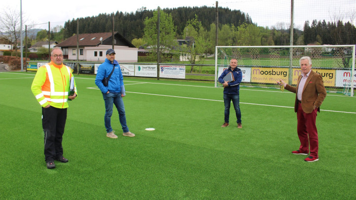 Neuer Kunstrasen in Moosburg