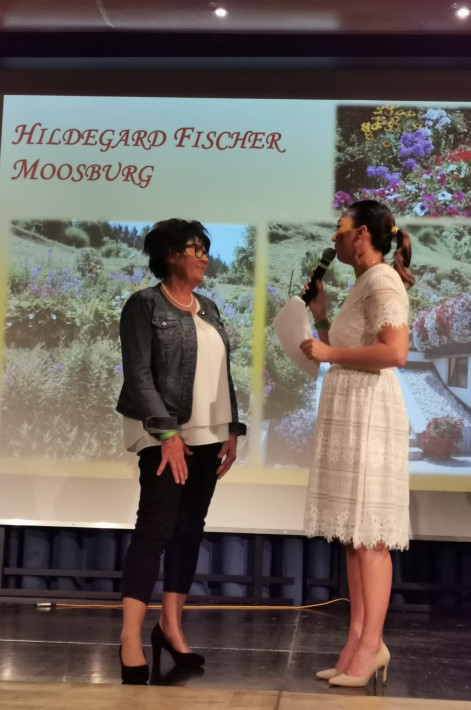 Hildegard  Fischer mit Moderatorin