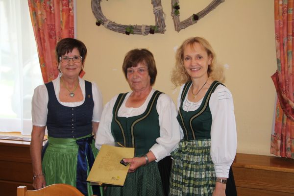 Theresia Pirker wird von Elisabeth Putz geehrt Theresia Pirker wird von Elisabeth Putz geehrt