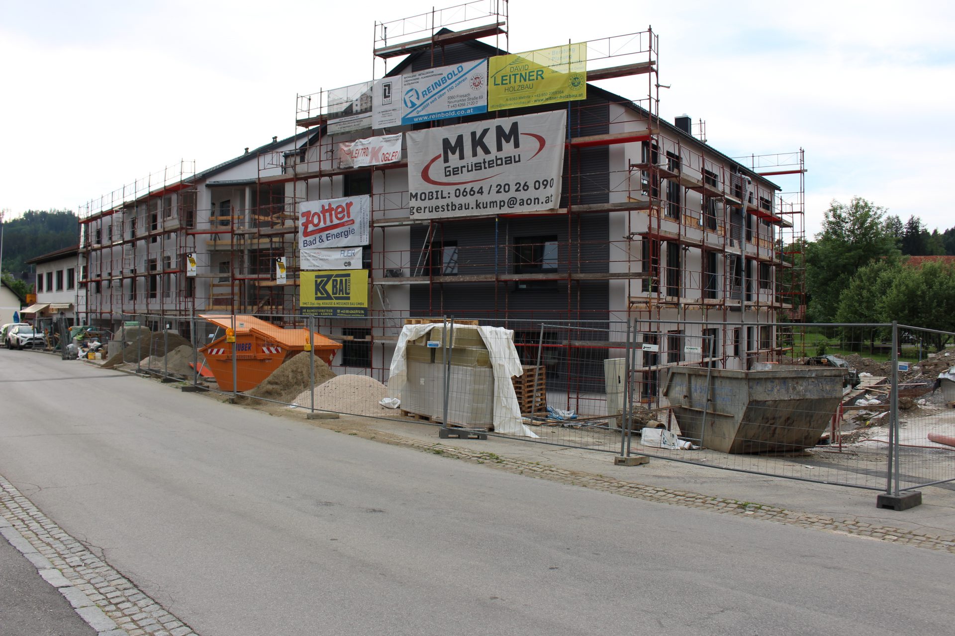 Wohnhaus und Geschäftslokale im Zentrum Wohnhaus und Geschäftslokale im Zentrum