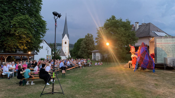 Gelungene Premiere des Porcia Theaterwagens in Moosburg