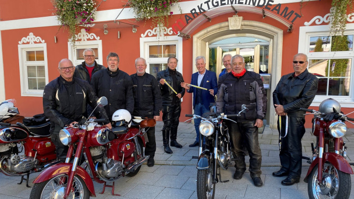 Motorradfreunde auf großer Fahrt