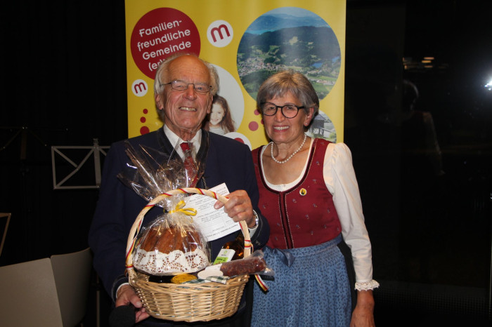 12a Horst Pollak wird von Mariann Wulz mit einem Geschenkskorb bedacht