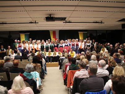 15 Alle TeilehmerInnen auf einer Bühne 15 Alle TeilehmerInnen auf einer Bühne