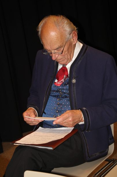 2 Horst Pollak bereitet sich sehr gewissenhaft auf seine Aufgabe als Sprecher vor 2 Horst Pollak bereitet sich sehr gewissenhaft auf seine Aufgabe als Sprecher vor