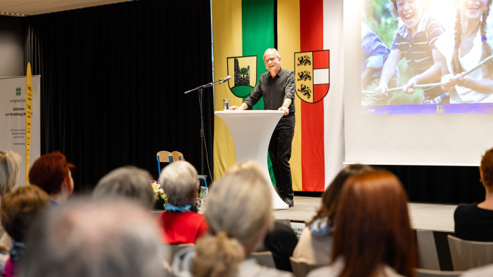 Ein Abend voller Fülle mit Arnold Mettnitzer im Campus Moosburg