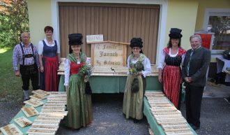 Projekt „Holz-Hoftafeln mit Vulgarnamen“ – Trachtengruppe Tigring