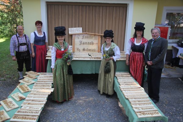 0. Mitglieder der Trachtengruppe mit Landesobmann DI Peter Fercher und Bezirksobfrau Gerhild Watscher 0. Mitglieder der Trachtengruppe mit Landesobmann DI Peter Fercher und Bezirksobfrau Gerhild Watscher