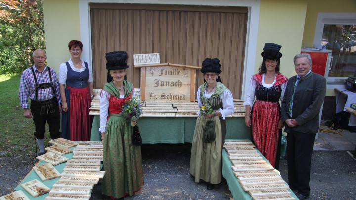 Projekt „Holz-Hoftafeln mit Vulgarnamen“ – Trachtengruppe Tigring