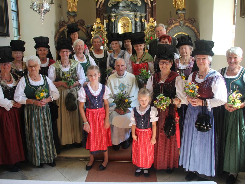 2. Gruppenbild mit Pfarrer Mag. Josef Scharf 2. Gruppenbild mit Pfarrer Mag. Josef Scharf