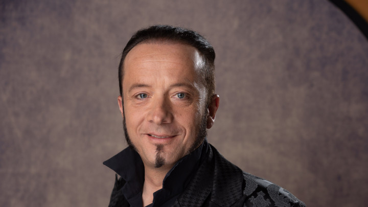 Buzgi am Ratsch-Bankerl zum Glück