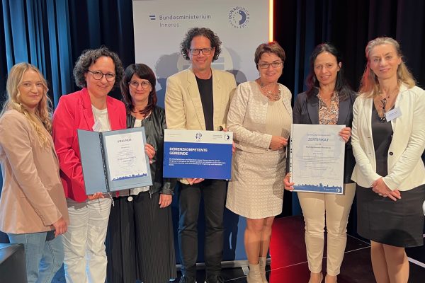 Zertifikatsverleihung Moosburg m. Prettner Zertifikatsverleihung Moosburg m. Prettner