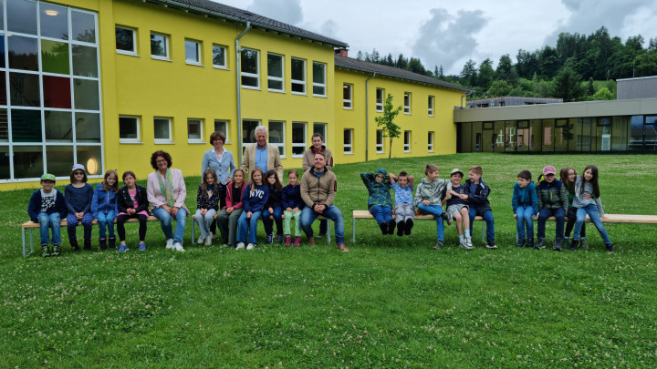 Neue Gartenbänke für den Schulhof