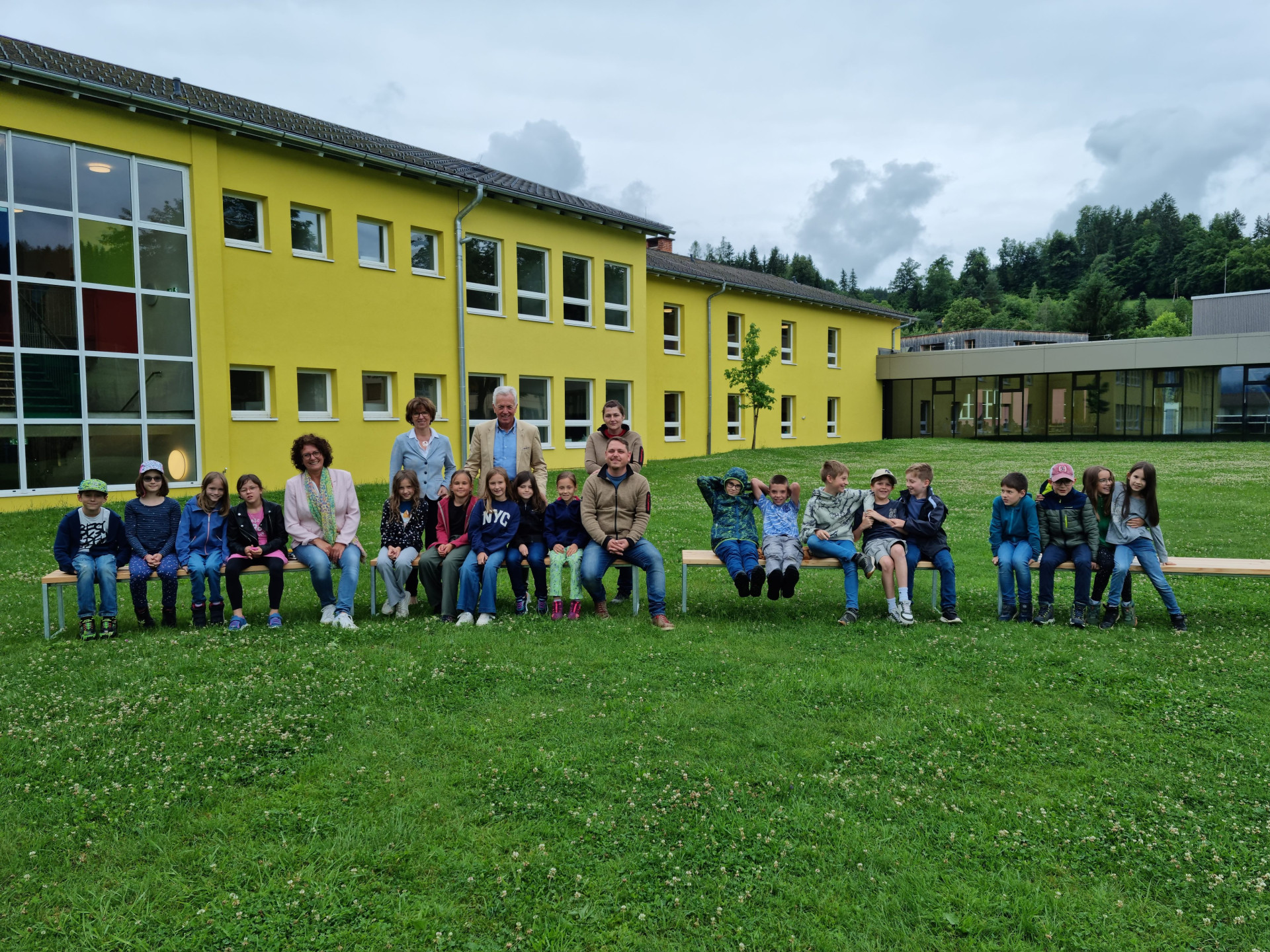 Neue Gartenbänke für den Schulhof