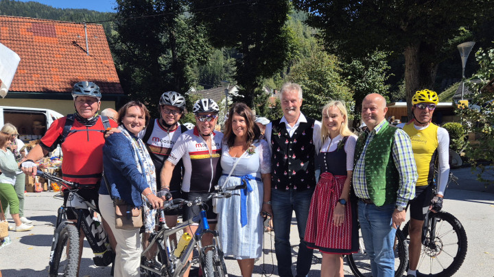 Moosburger Delegation erobert das traditionelle Coppla Kaša Fest in Bad Eisenkappl – mit dem Fahrrad!