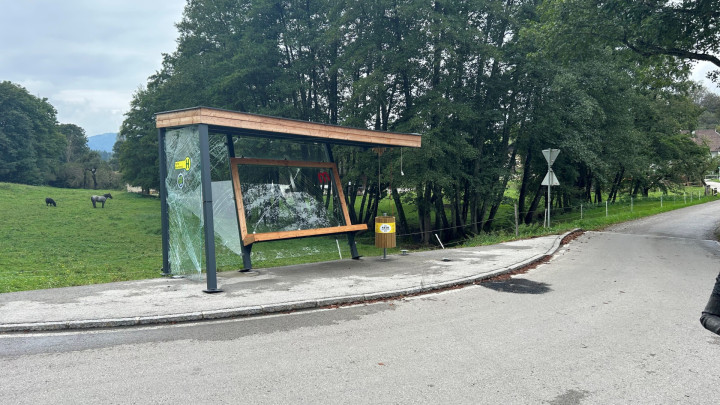 Haltestelle in Tigring zerstört: Lenker gesucht!