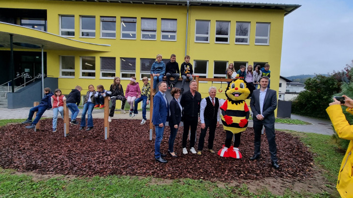 Neues Spielgerät für die VS Moosburg