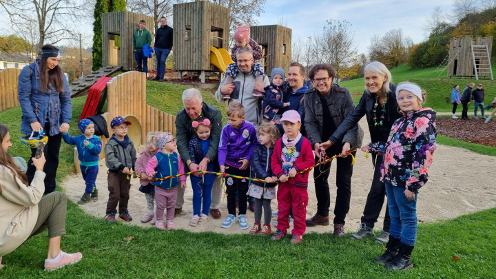 Feierliche Eröffnung der neuen Kinderspielplätze in Tigring und Moosburg