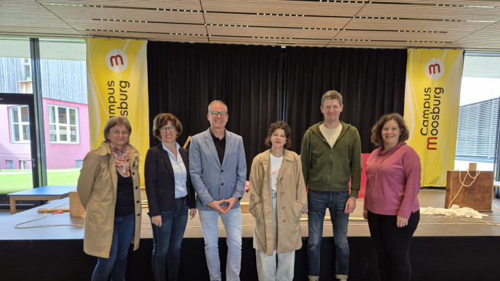 Zweisprachiges Theaterstück "AS-LAS-GLAS" begeistert in Moosburg