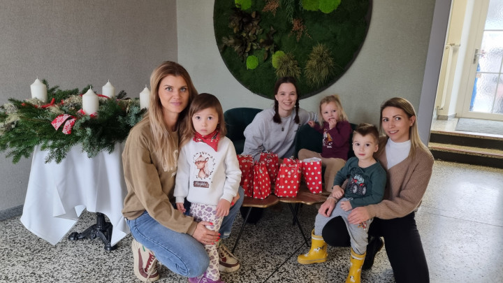 Kinder schmückten das Gemeindeamt