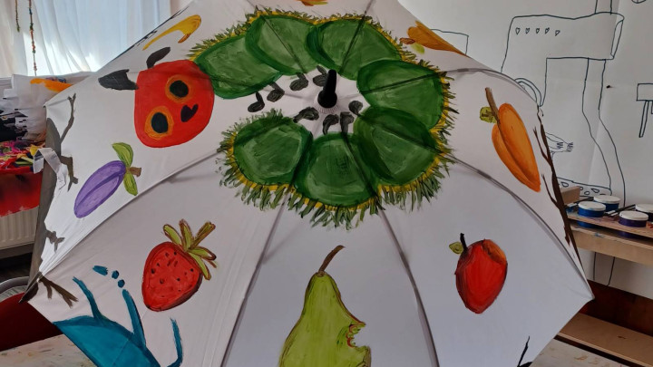 „Kinder für Moosburg“ – Künstlerische Installation zum Internationalen Kindertag