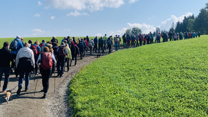 Einladung zur 12. Pirkerkogel-Familiensternwanderung – Gemeinsam „Über die Grenzen“