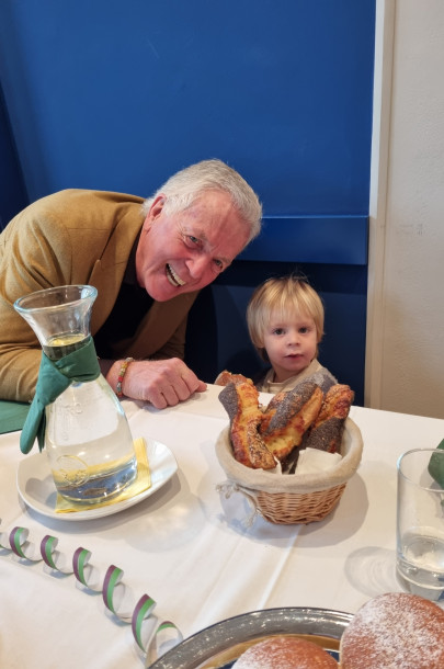 BGM mit Kind am Buffet