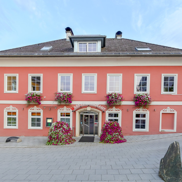 Marktgemeindeamt in Pinkafeld mit bunten Blumen vor dem Eingang