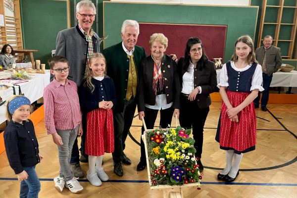 Osterbazar Trachtengruppe Tigring_Bild2 Osterbazar Trachtengruppe Tigring_Bild2