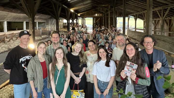 Gelungene Premiere in Moosburg:  Poetry Slam begeistert im Stall des Biobauernhofs Jäger