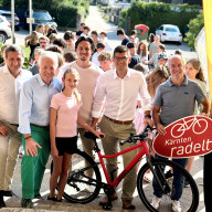 Landeshauptmann Peter Kaiser und Vize LH Martin Gruber mit Kindern und Jugendlichen bei der Eröffnung von Kärnten radelt in Klagenfurt.