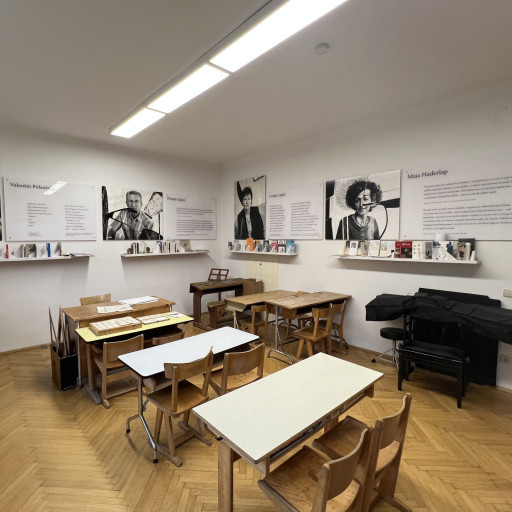 Ausstellung mit Porträts und Texten von Valerián Polančič, Ciril Lipuš und Maja Haderlap im Schulzimmer