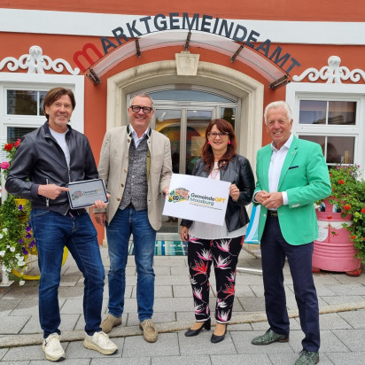 Gemeinde Moosburg: Günter Vogl, Johann Wimmer und Elisabeth Krumpholz vor dem Marktgemeindeamt