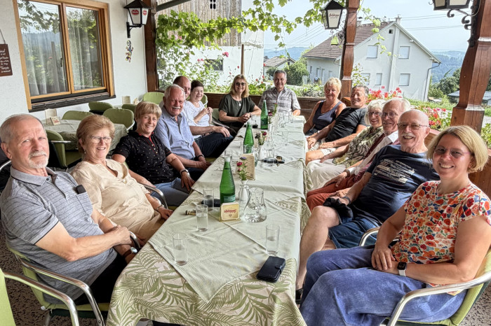 Ehrengäste bei Tisch beim Bärnwirt