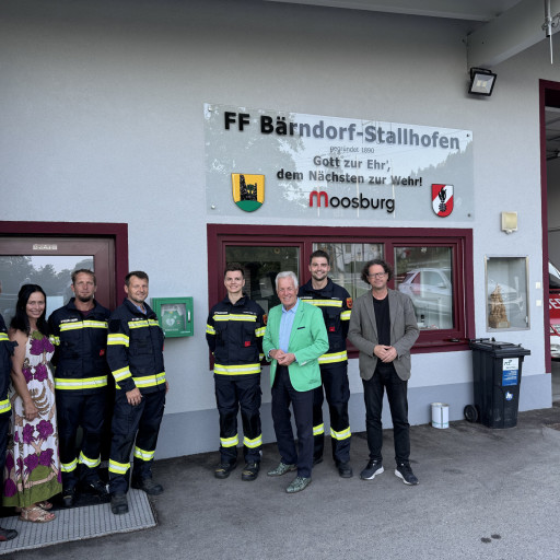 Feuerwehrleute und Ehrengäste vor dem Feuerwehrhaus in Moosburg