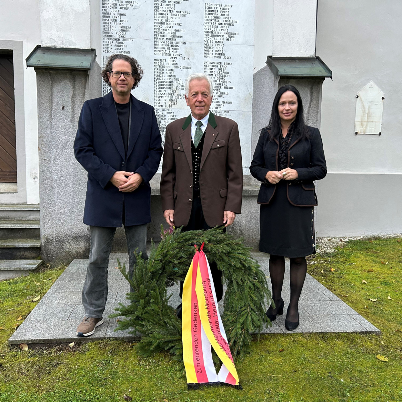 Moosburg: Vizebürgermeister Christian Scheuer, Bürgermeister Herbert Gaggi und Gemeinderätin Andrea Gritsch vor Ehrenmal