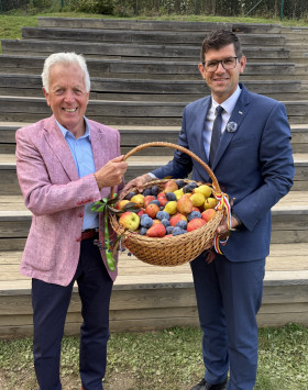BGM mit LH Stv. M. Gruber mit Obstkorb im Garten