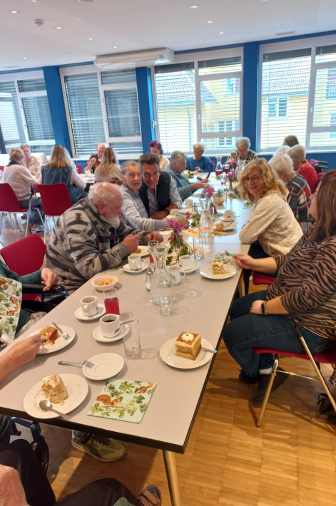 Demenzcafe Gesellschaft bei der Jause 3.